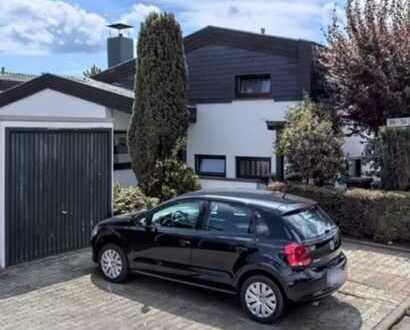 In schöner Feldrandlage von Hattersheim: Wohnhaus im Split-Level-Stil mit Terrasse, Garten & Garage