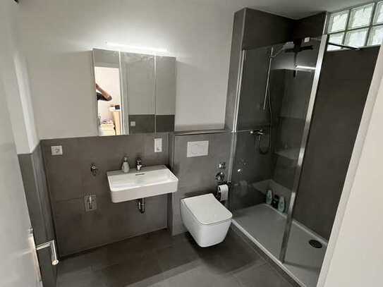 Erstbezug nach Sanierung mit EBK: Geschmackvolle 1-Zimmer-Hochparterre-Wohnung