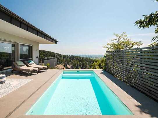 Exquisites Design trifft Natur - RESERVIERT - Panorama-Villa mit Swimmingpool!