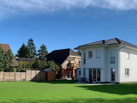 Freistehendes Einfamilienhaus mit fünf Zimmern, eigenem Garten und Garage in Berlin-Johannisthal