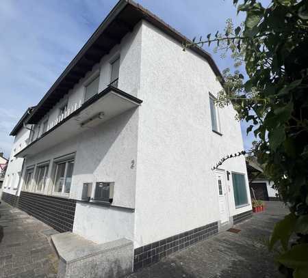 Mehrfamilienhaus mit 2 Wohnungen und 6 Garagen zu verkaufen: Hanau-Steinheim