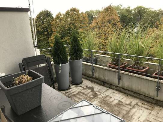 Helle 2-Zimmerwohnung mit großem Balkon und Blick ins Grüne - Düsseldorf Unterrath