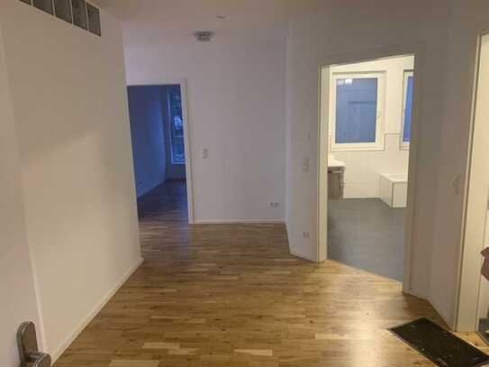 Vollständig renovierte 3,5-Zimmer-Wohnung mit Balkon und EBK in Bad mit Garten