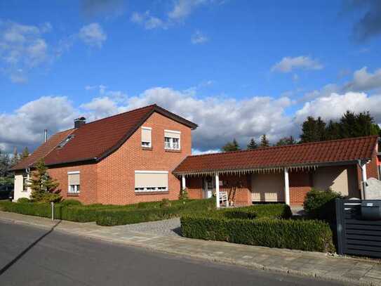 Hochwertiges Einfamilienhaus mit Holzwohnhaus und großem Grundstück