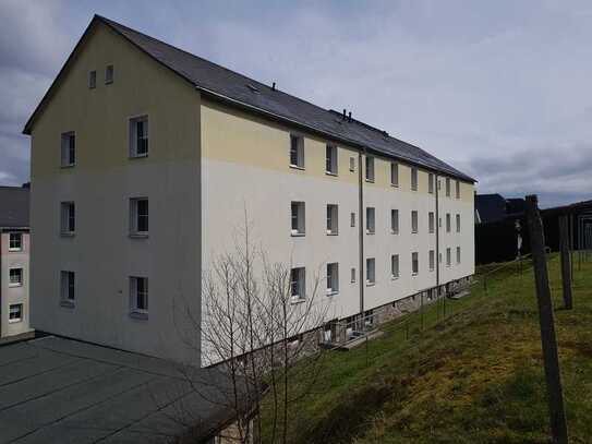 Frisch saniert! Schöne 2-Raum-Wohnung in ruhiger Lage mit toller Aussicht & kostenfreiem Parkplatz