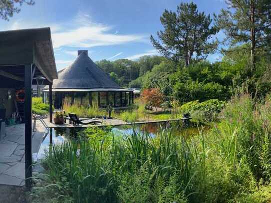 Topgepflegtes, einzigartig gestaltetes Haus mit parkähnlichem Garten, Schwimmteich und Doppelgarage