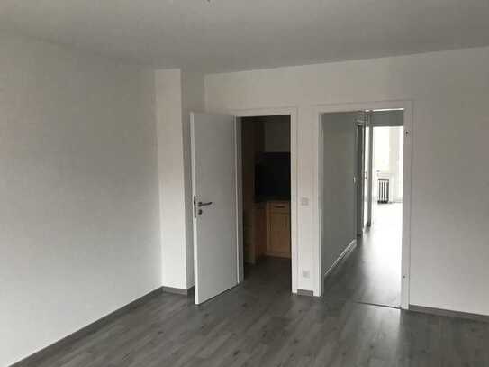 Attraktive 2-Zimmer-Wohnung mit kleiner Einbauküche und kleinem Balkon für eine Person in Krefeld