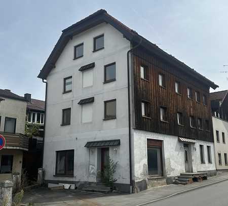 Renovierungsbedürftiges Mehrfamilienhaus in Aidenbach/Zentrum