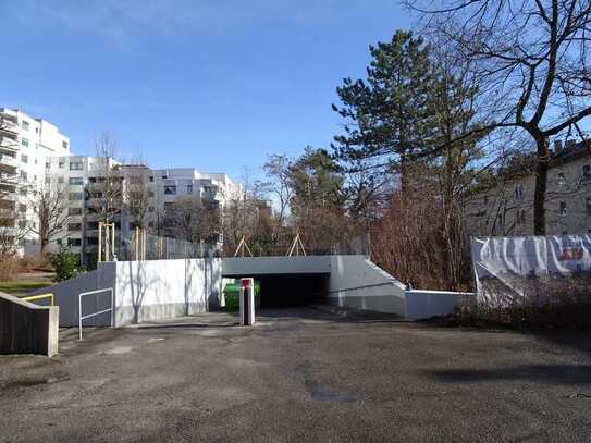 Abgeschlossener Tiefgaragenstellplatz am Westpark