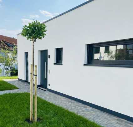 WOHLFÜHLEN IN BIELEFELD - BUNGALOW IM BAUHAUSSTIL MIT LUXUS-AUSSTATTUNG UND VIEL GLAS.