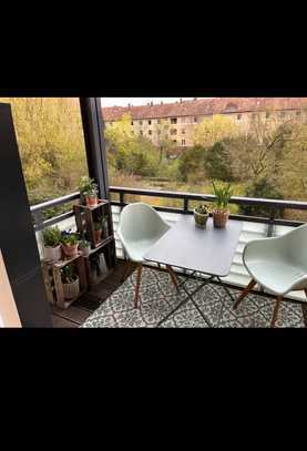 Sanierte 4-Raum-Wohnung mit Balkon und Einbauküche in Hannover