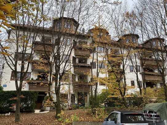 Geschmackvolle, gepflegte 2-Zimmer-Wohnung mit geh. Innenausstattung mit Balkon und EBK