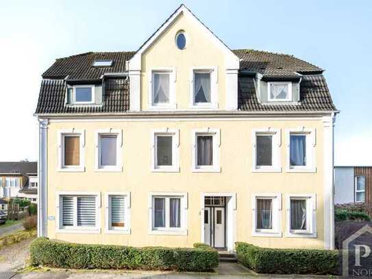 Mehrfamilienhaus mit 6 Garagen und 5 Außenstellplätzen.