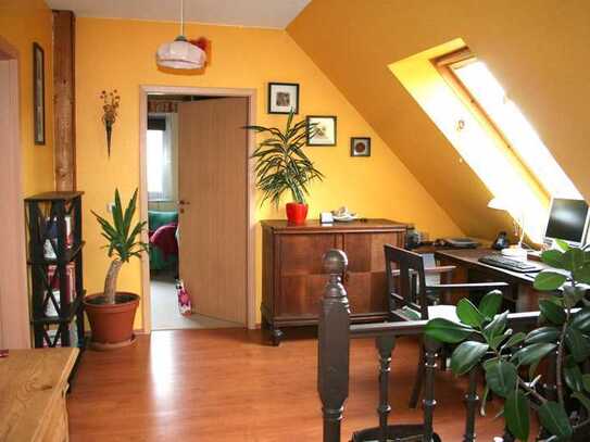 Ansprechende 2-Zimmer-Dachgeschosswohnung mit geh. Innenausstattung mit Balkon