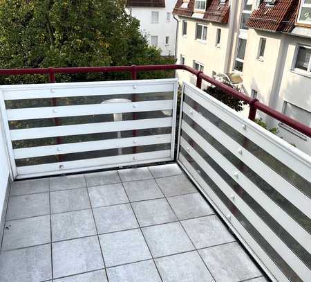 Dachgeschosswohnung mit großem Balkon – Bezugsfrei in ruhiger, grüner Lage