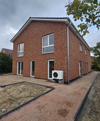 Neubau Doppelhaushälfte mit großem Garten und Blick auf den Wald