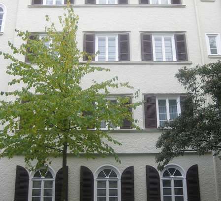 Stilvolle, gepflegte 3-Zimmer-Hochparterre-Wohnung mit Balkon und eigenem Innenhof im Dichterviertel