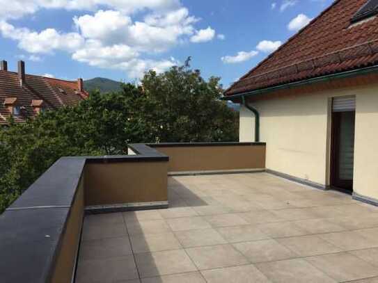 Ruhige, helle Maisonette-Wohnung mit großer Dachterrasse