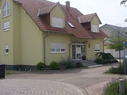 Traumhafte 3,5-Zimmer-Wohnung mit großer Terrasse Neulußheim in 3-Familienhaus