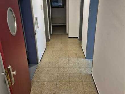 Büro im Tiefparterre mit tollem Grundriss