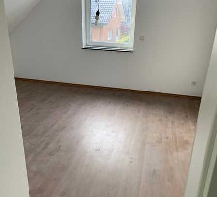 Ansprechende und neuwertige 3-Zimmer-Wohnung mit gehobener Innenausstattung mit Balkon in Reichshof