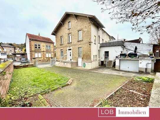 2 Familienhaus mit großem Garten und vielen Parkplätzen / 179,53 qm Wfl.