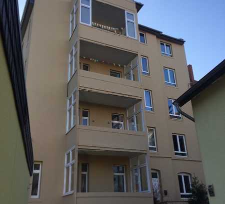 Erschwingliche, geräumige und modernisierte 4-Raum-Wohnung mit EBK und Balkon in Hildesheim (Kreis)