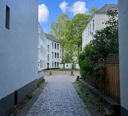 Helle 2-Zimmer-Altbauwohnung mit Balkon in Hinterhoflage von Altona