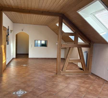 Gemütliche und wunderschöne 3-Zimmer-Dachgeschosswohnung mit Balkon und Einbauküche in Hofheim