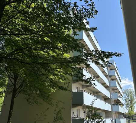 Erstbezug nach Sanierung mit Balkon: Stilvolle 3-Zimmer-Wohnung mit geh. Innenausstattung