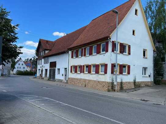 Zwei Haushälften und ein Ökonomiegebäude in Grosselfingen zu verkaufen!