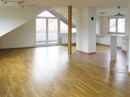 Coole 86 m² große 2-Zi Dachgeschosswohnung, luftig und hell mit großem Balkon und moderner EBK!