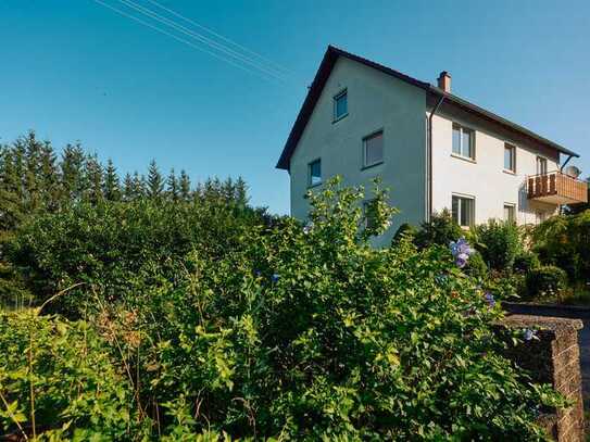 Endlich Platz für ALLE(S): Zweifamilienhaus mit Baugrundstück(en)