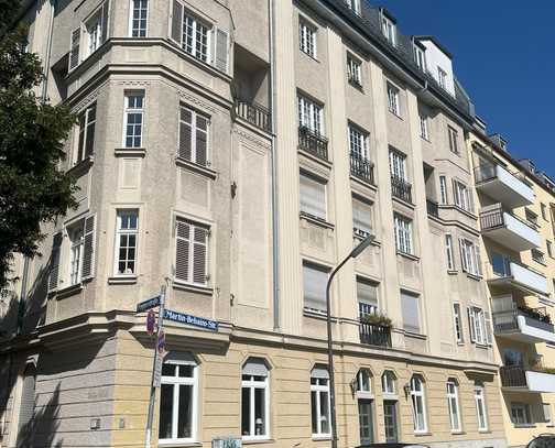 Achtung Altbauliebhaber! Großzügige Wohnung in denkmalgeschütztem Altbau mit Blick ins Grüne.