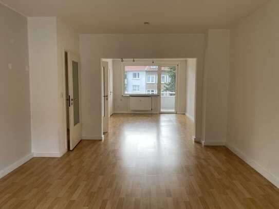 Helle 3 Raum KDB Wohnung, großer Balkon, modernes Wannenbad