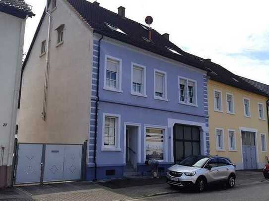 Vermietetes Zweifamilienhaus mit Ladengeschäft in Bruchsal-Untergrombach!