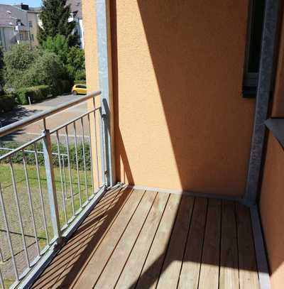 Laminat / schöner Balkon / Bad mit Wanne u.v.m.