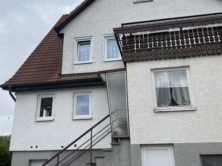 Zwei sanierungsbedürftige Whg mit 3 Stellpl, einer Werkstatt und einem großen Grundstück
