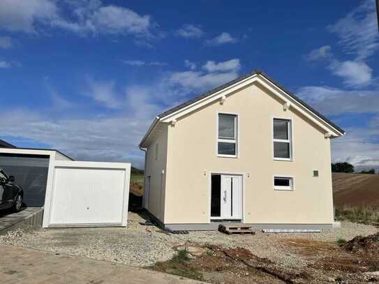 Neubau Kfw-40-Plus-Einfamilienhaus mit EBK und PV-Anlage in Untersiemau