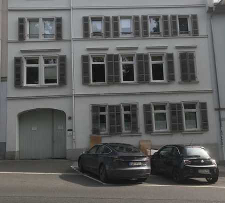 Neuwertige 2-Zimmer Wohnung mit gehobener Innenausstattung mit Balkon und EBK in Wiesbaden