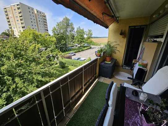 Helle und modernisierte 3-Zimmer-Wohnung mit überdachtem Balkon und Kfz-Außenstellplatz