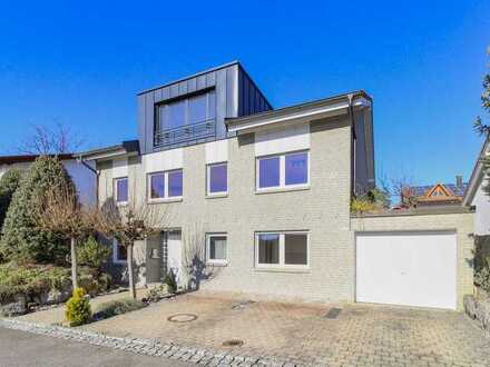 Bezugsfrei: Energieeffizientes und lichtdurchflutetes Einfamilienhaus mit ELW und schönem Garten
