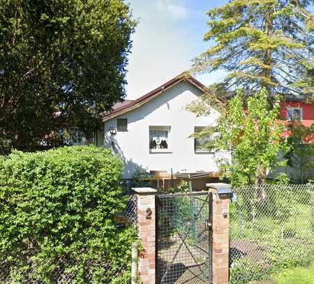 Bezugsfrei! Einfamilienhaus mit Keller im attraktiven Berliner Stadtteil Altglienicke zu verkaufen