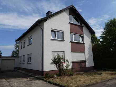 Vermietetes Zweifamilienhaus mit großem Garten und zwei Garagen!