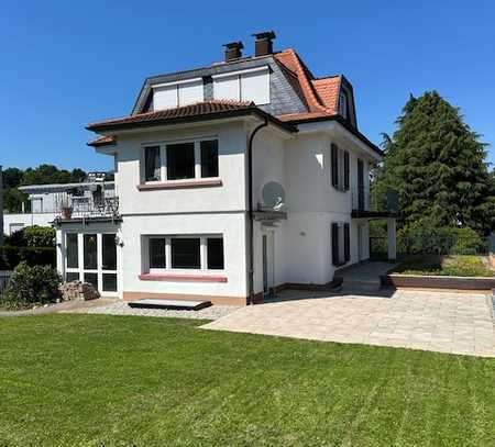 Charmante Haushälfte (EG/UG) ruhige-Lage, große Sonnenterrasse, Rasenfläche/Garten, Doppel-Garage