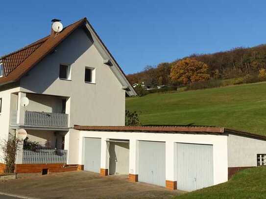 Dreifamilienhaus in Hanglage inkl. 4 Garagen - komplett vermietet