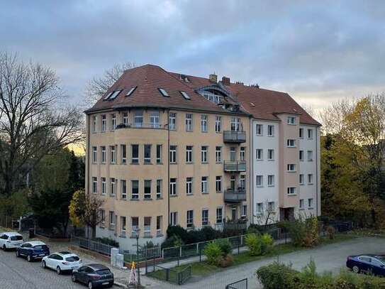 Sonnige 2-Zimmer-Wohnung in Traumlage mit Einbauküche, großem Erker und tollem Blick