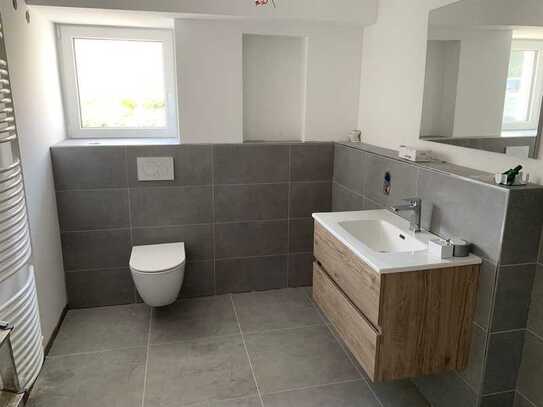 Neu modernisierte 2-Zimmer-Wohnung mit gehobener Innenausstattung, moderner Einbauküche und Terrasse