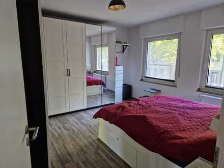 Geschmackvolle 3-Raum-Wohnung mit 2 Balkonen und Einbauküche in Köln