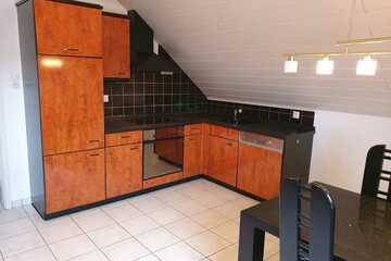 Gepflegte Dachgeschosswohnung mit drei Zimmern und Einbauküche in Pfungstadt